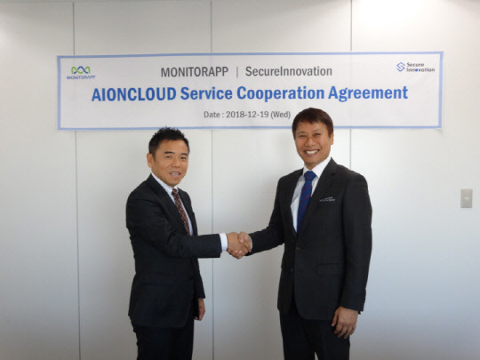 쿠리타 토모아키 시큐어 이노베이션 대표이사(왼쪽)와 이광후 모니터랩 대표이사가 일본 시큐어이노베이션 본사에서 AIONCLOUD 사업제휴 계약을 체결하고 기념촬영을 하고 있다.